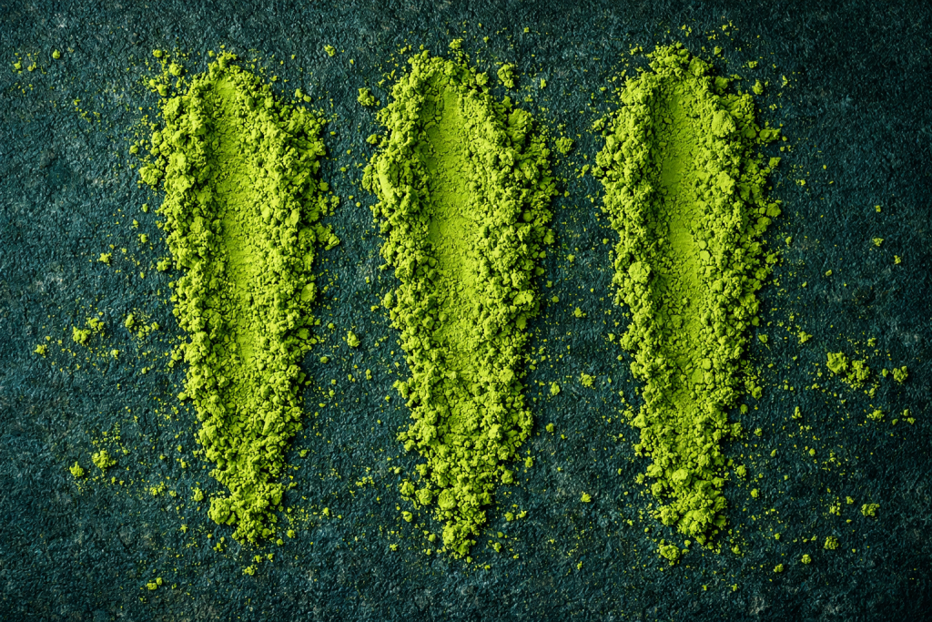 poudre de matcha ceremonial Trois lignes de matcha vibrant